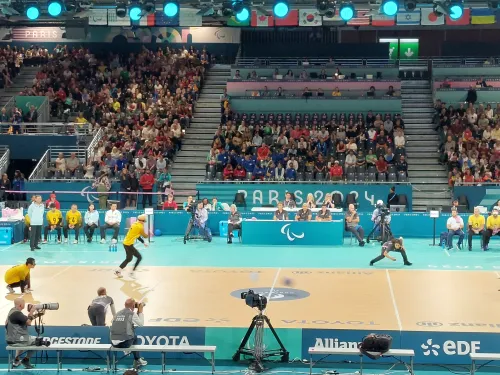 Ottelu sisäareenalla, yleisöä katsomossa.