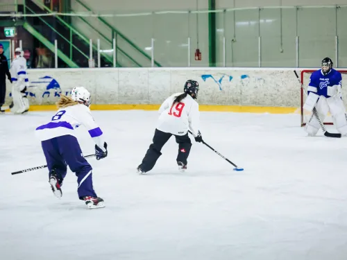 Ringeten U18-joukkueet Suomesta ja Kanadasta luistelemassa Pajulahden jäähallissa