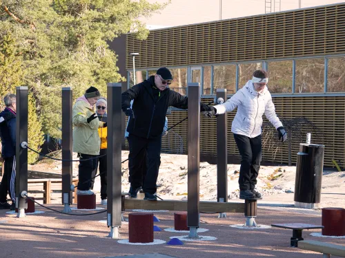 Seniorit talvitakeissa temppuilevat Kisakallion Taito380 -taitoradalla.