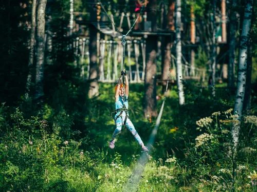 Lapsi liukuu esteradalla Pajulahden Seikkailupuistossa