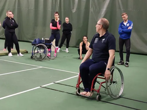 Paravalmentaja -koulutuksen 1 tason kurssilaisia Pajulahdessa