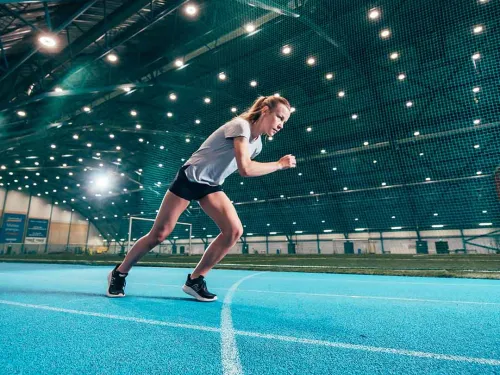 Ilona Mononen juoksemassa Pajulahti-hallissa