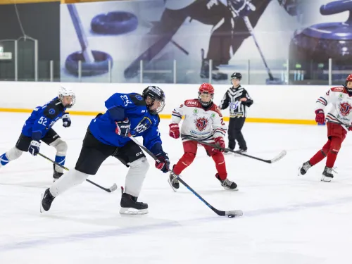 Kevään jääkiekkoturnaukset tuovat vauhtia ja kansainvälistä tunnelmaa Kisakallioon