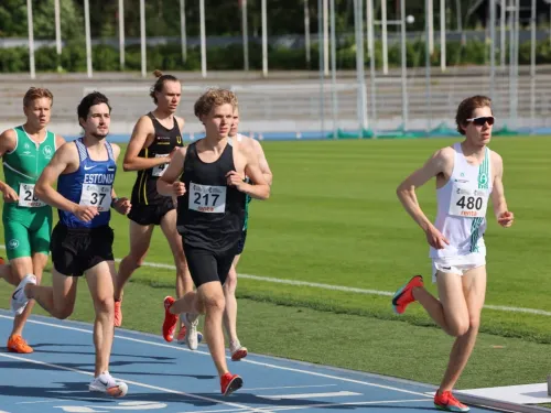 Kestävyysjuoksijat juoksuradalla Kestävyyskanervaalien kilpailussa