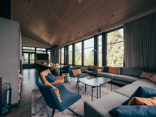 Kisakallion Villa SSO:n upea olohuone pitkällä kokouspöydällä järvinäköalalla.