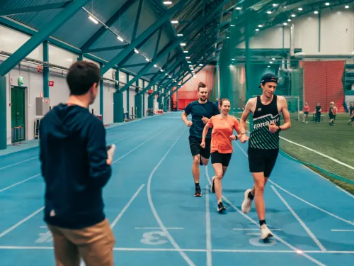 Kestävyysjuoksijat laktaattitestissä Pajulahti-hallissa