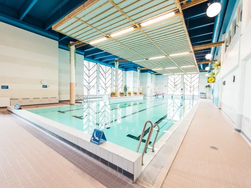 Sisäuima-allas valoisassa, modernissa hallissa, Pajulahdessa.