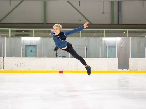Poika taitoluistelun hypyssä jäällä Pajulahdessa, kuva: Hanna Kaijonmaa