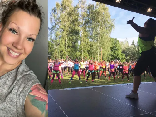 Kaksi kuvaa: nainen hymyilee ja nainen tanssittaa yleisöä