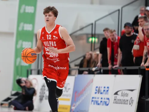 Kisakallion Basket camp -leirillä leirillä vierailee Salon Vilppaan korisliigajoukkueen pelaajia