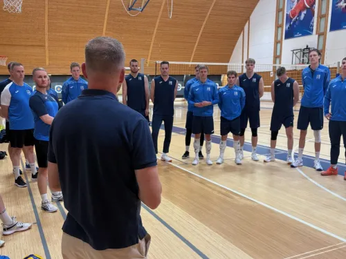 Ministeri Mika Poutala kävi tutustumassa lentopallon miesten maajoukkueen toimintaan