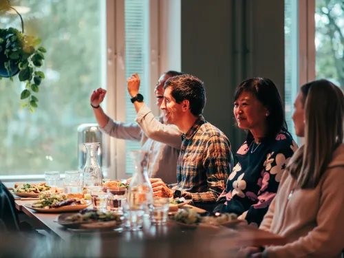 Iloinen ryhmä ruokailemassa ravintola Fannissa.