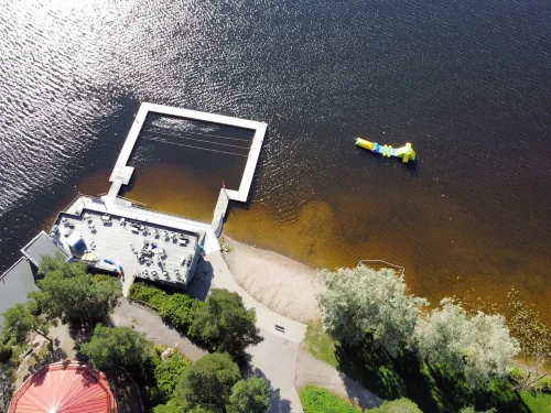 Lake Pool Pajulahti Iso-Kukkasen järven rannalla. Laiturialue ja wibit-rata.