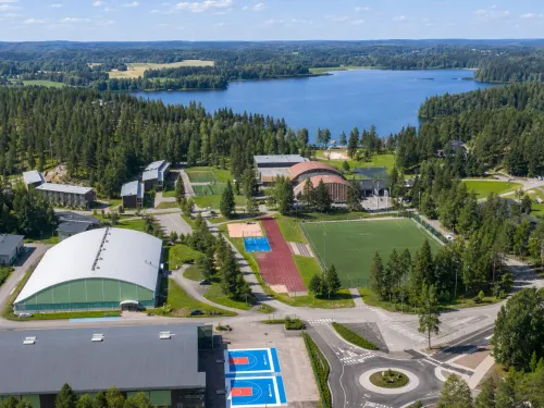 Kisakallion kampus ilmasta kuvattuna. Yksi Kolmen kampuksen urheiluopiston kohteista.