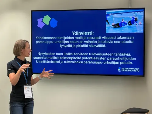 Heini Wennman esittelemässä Prahuippu-urheiluun liittyvää hanketta Soveltavan liikunnan päivillä 2026