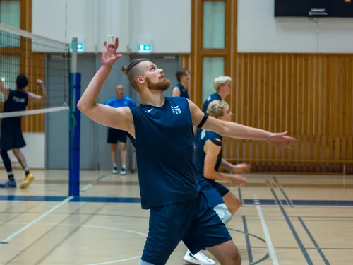 1. Suomen miesten lentopallomaajoukkueen pelaaja valmistautuu syöttämään harjoituksissa Kisakallion urheiluopistolla.