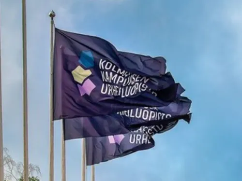 Kolmen kampuksen urheiluopiston liput liehuvat lipputangoissa