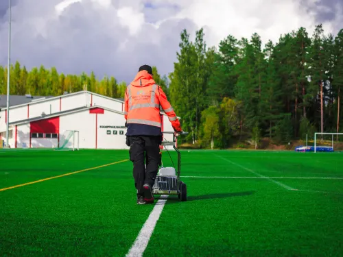 Liikuntapaikkahoitaja Pajulahden kampuksen nurmikentällä