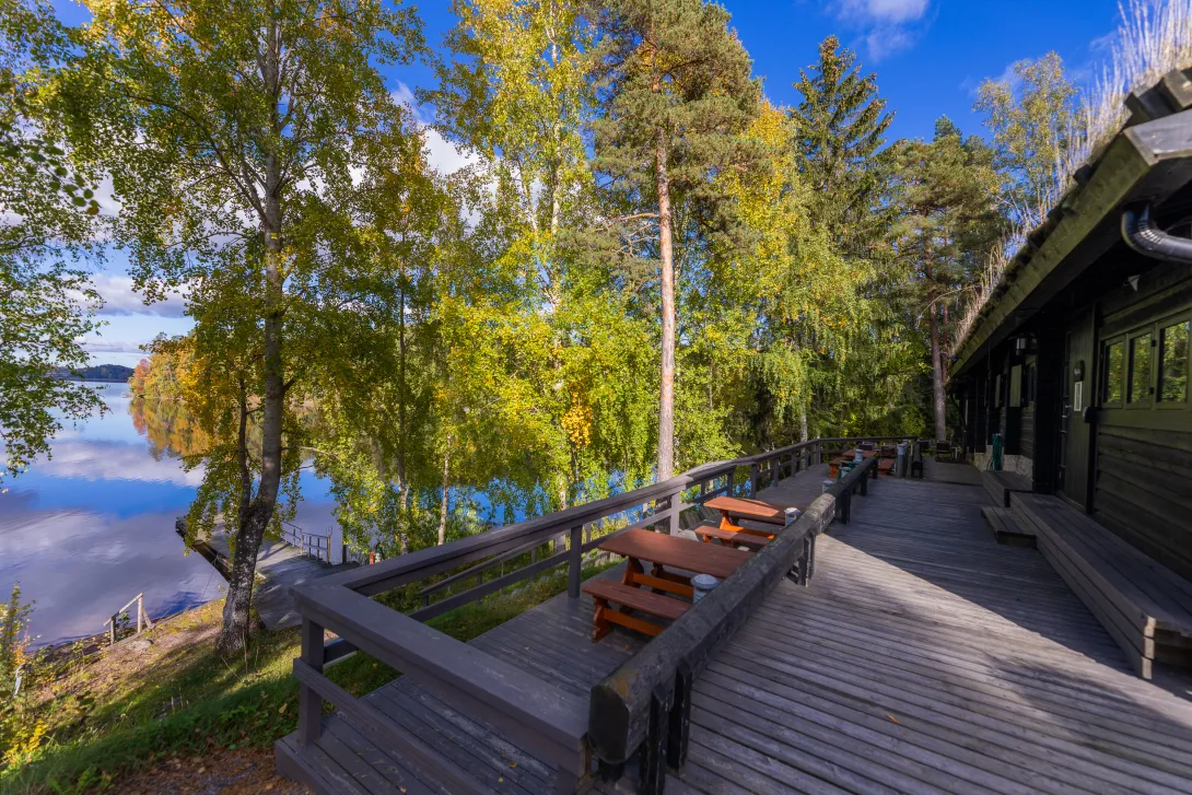 Kisakallion rantasaunan terassi. Terassilla pöytäryhmiä.