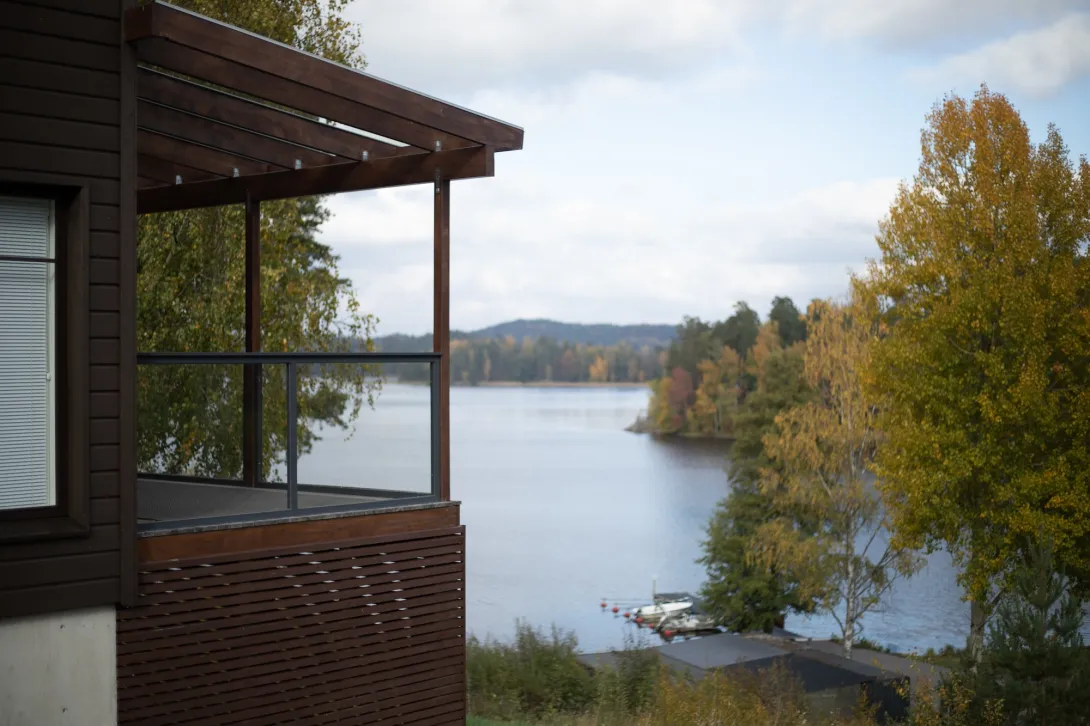 Järvimaisema syksyisin värein, talo vasemmassa reunassa.