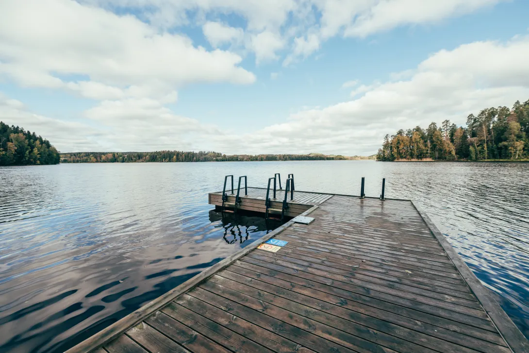Kisakallion rantasaunojen laiturilta avautuu upea näkymä Lohjanjärvelle.